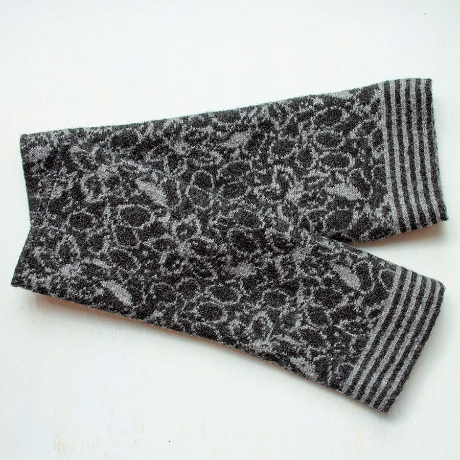 armstulpen-merino-schurwolle-schwarz-grau-mit-daumenloch